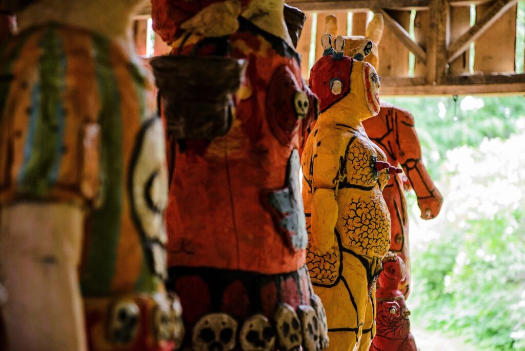 Tapani Kokko Pakanakirkko näyttely veistos nykytaide Laukon kartano