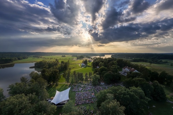 Laukon kartano historia nykypäivä Laukon Kesä kymmenen kesää Liisa Lagerstam omistaja tämän päivän Laukko