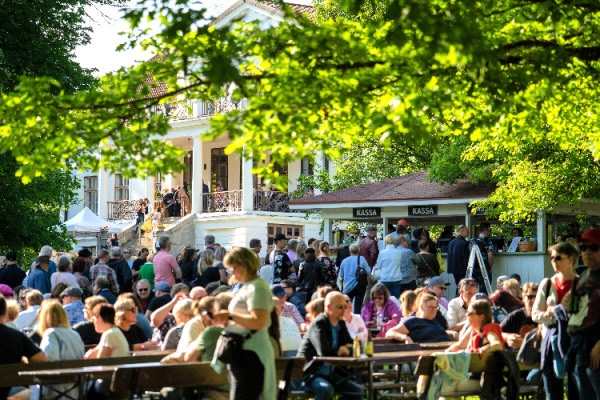 puistokonsertti laukon kartano puisto terassi menu juoma ruoka istuimet