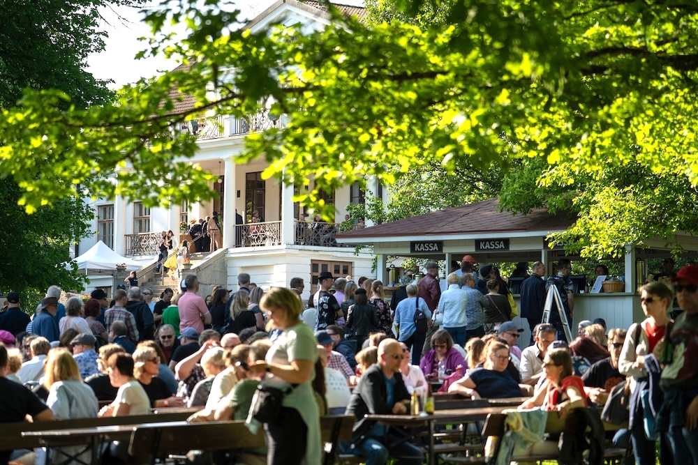 laukon kartano puistoterassi menu hinnasto ruoka juoma keikat konsertit puistokonsertti