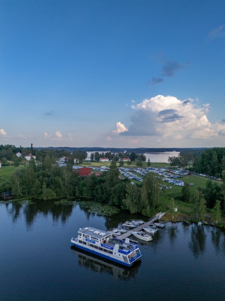 Laukon kartano parkkipaikka satama saapuminen veneellä autolla